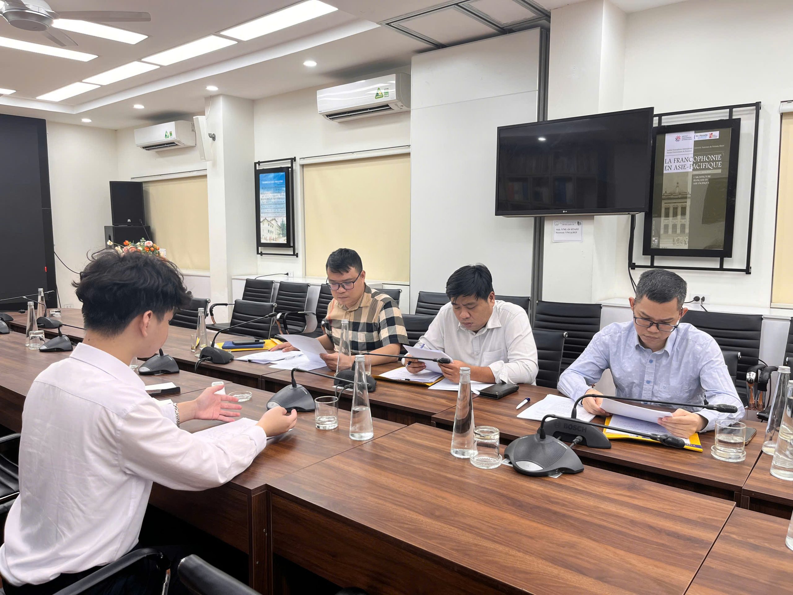 Hội đồng phỏng vấn Chương trình Kỹ sư tài năng Tự động hóa và Tin học làm việc cùng ứng viên