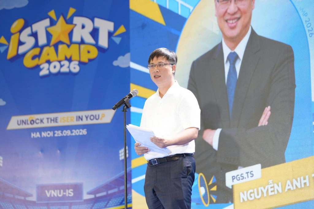 Hiệu trưởng Nguyễn Anh Tuấn nồng nhiệt chào đón các tân sinh viên gia nhập ngôi nhà chung VNU-IS