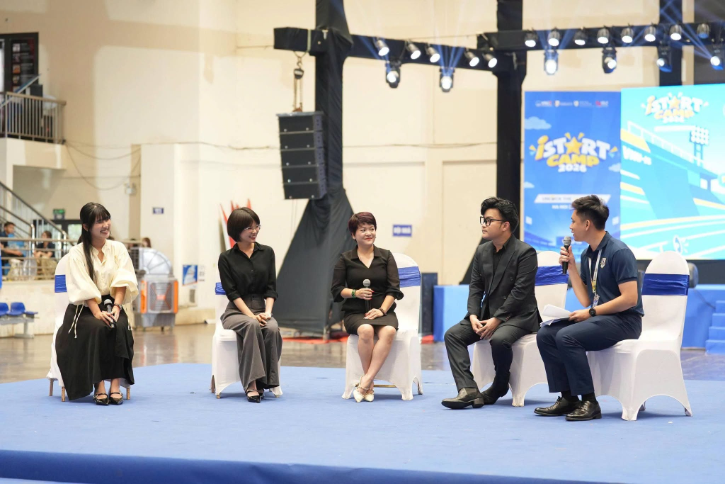 Phần tọa đàm với các cựu sinh viên