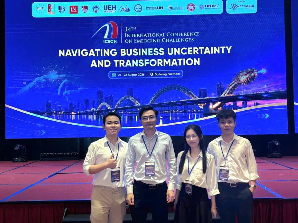 Thu Trang chụp ảnh cùng thầy và các bạn tại Hội thảo quốc tế ICECH năm 2026