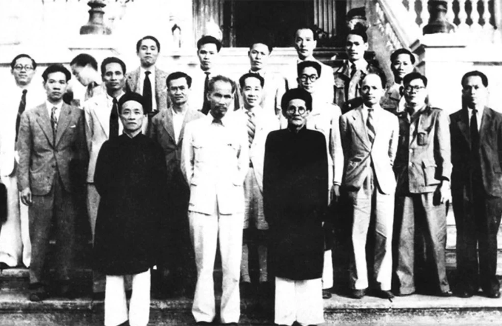 Chủ tịch Hồ Chí Minh và Bộ trưởng Nội vụ Huỳnh Thúc Kháng