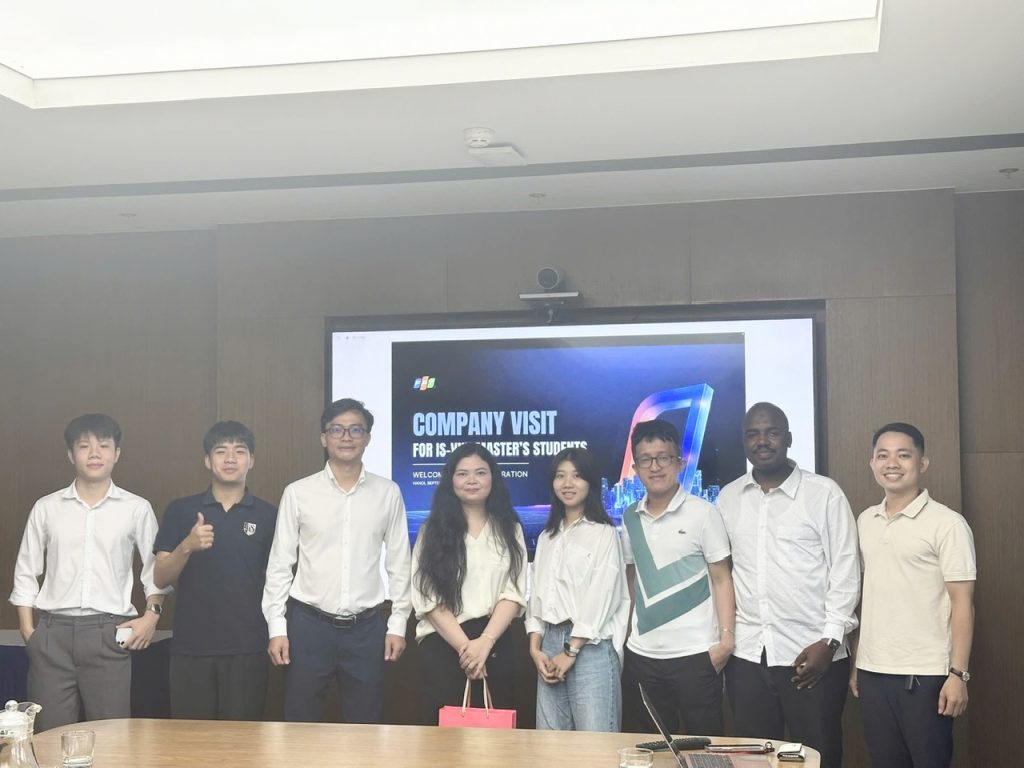 Giảng viên và học viên Trường Quốc tế chụp ảnh lưu niệm cùng cán bộ của Tập đoàn FPT