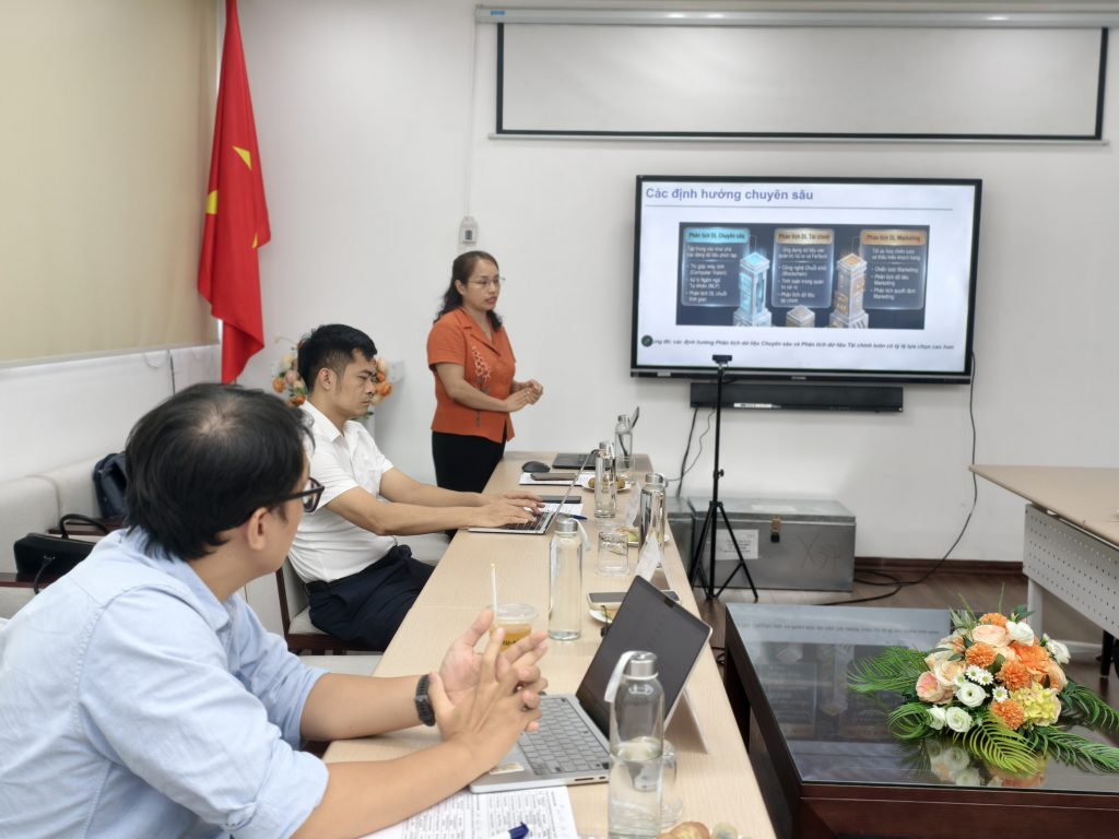 Hội đồng thẩm định chương trình đào tạo cử nhân ngành Phân tích dữ liệu kinh doanh