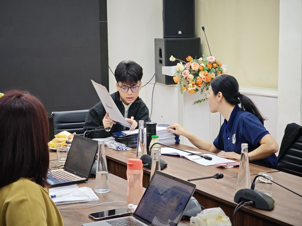 Cán bộ hỗ trợ tân sinh viên 1