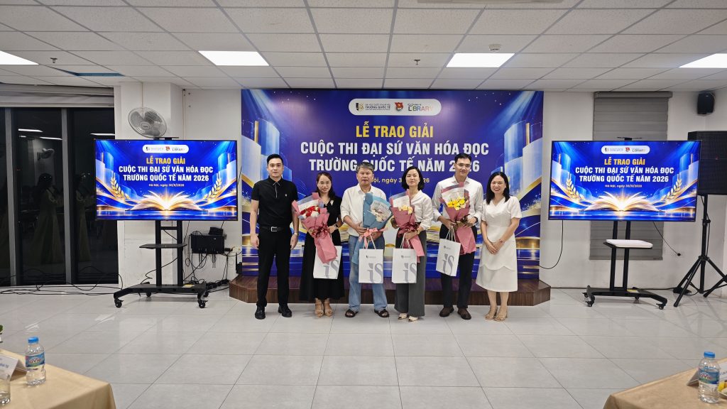 Ban Tổ chức tặng hoa tri ân Ban Giám khảo cuộc thi