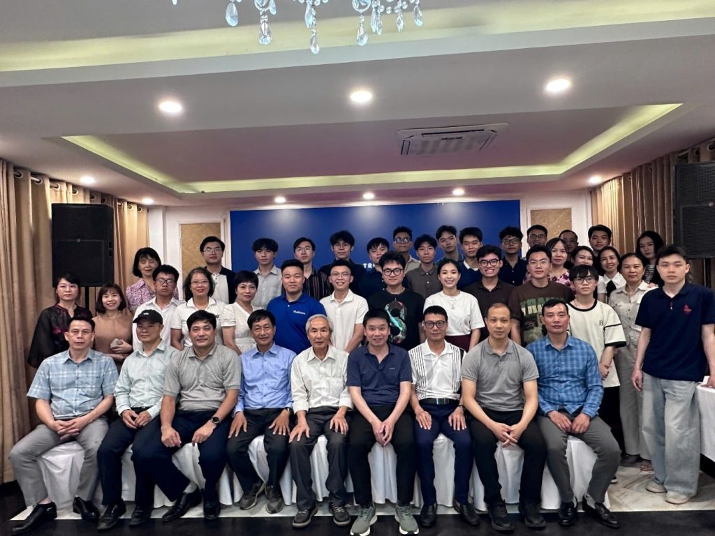 Cán bộ DWT VN chụp ảnh cùng sinh viên