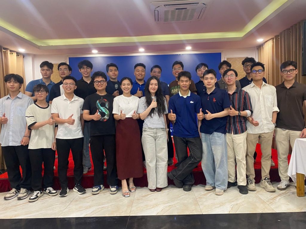 TS. Nguyễn Văn Anh cùng sinh viên và học viên cao học