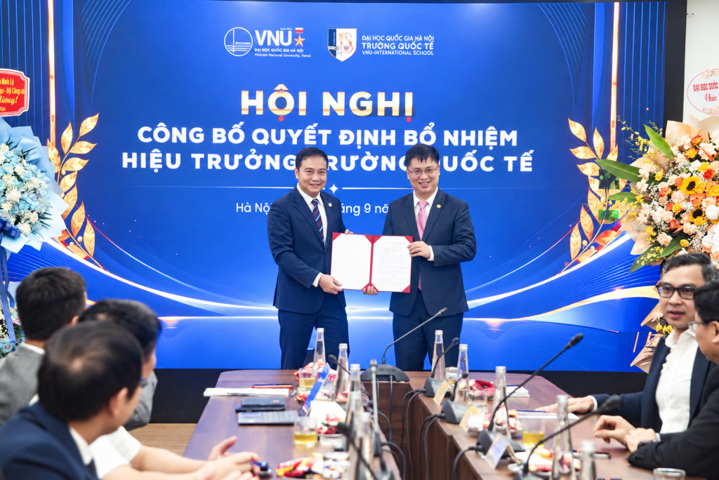 Vice President Dao Thanh Truong presented the appointment decision and flowers