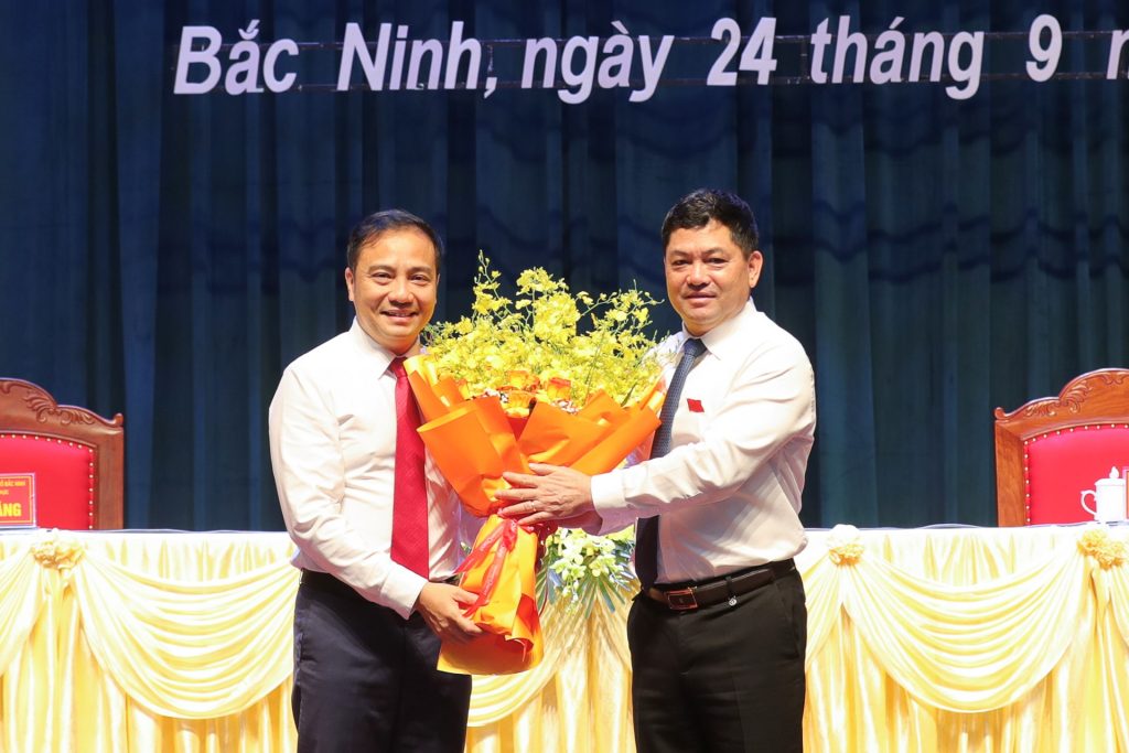Đồng chí Nguyễn Hồng Thái tặng hoa chúc mừng đồng chí Đào Thanh Trường