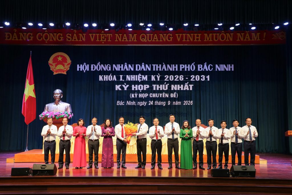 Các đồng chí lãnh đạo thành phố chúc mừng đồng chí Đào Thanh Trường