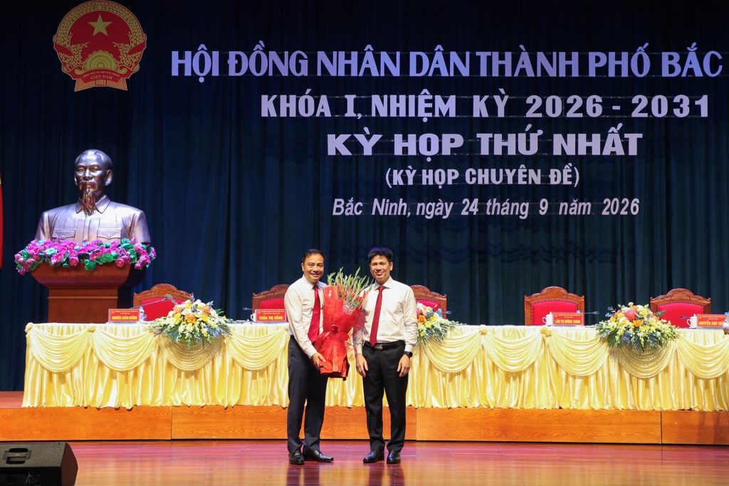 Phó Giám đốc ĐHQGHN Nguyễn Hiệu tặng hoa chúc mừng tân Phó Chủ tịch thành phố Bắc Ninh Đào Thanh Trường