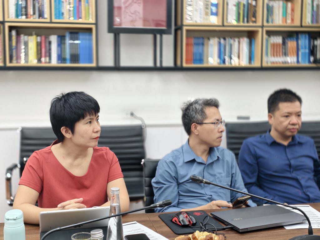 Người tham dự lắng nghe báo cáo về hoạt động của các nhóm nghiên cứu