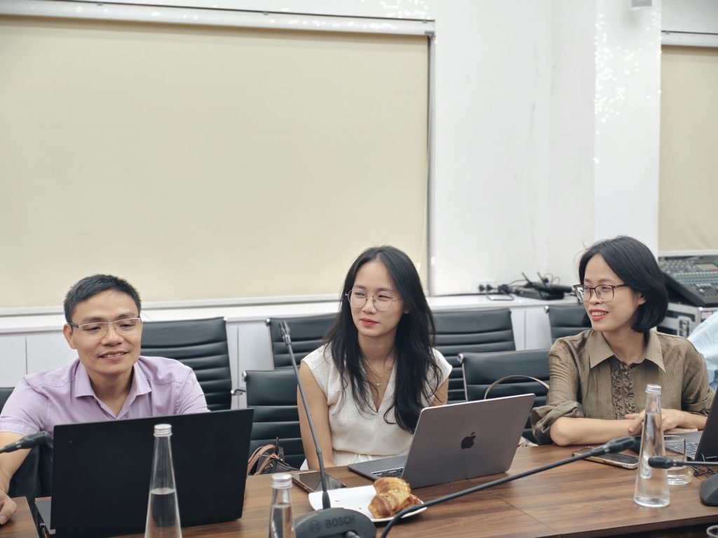 Thành viên nhóm nghiên cứu đề xuất các ý kiến đóng góp cho hoạt động nghiên cứu