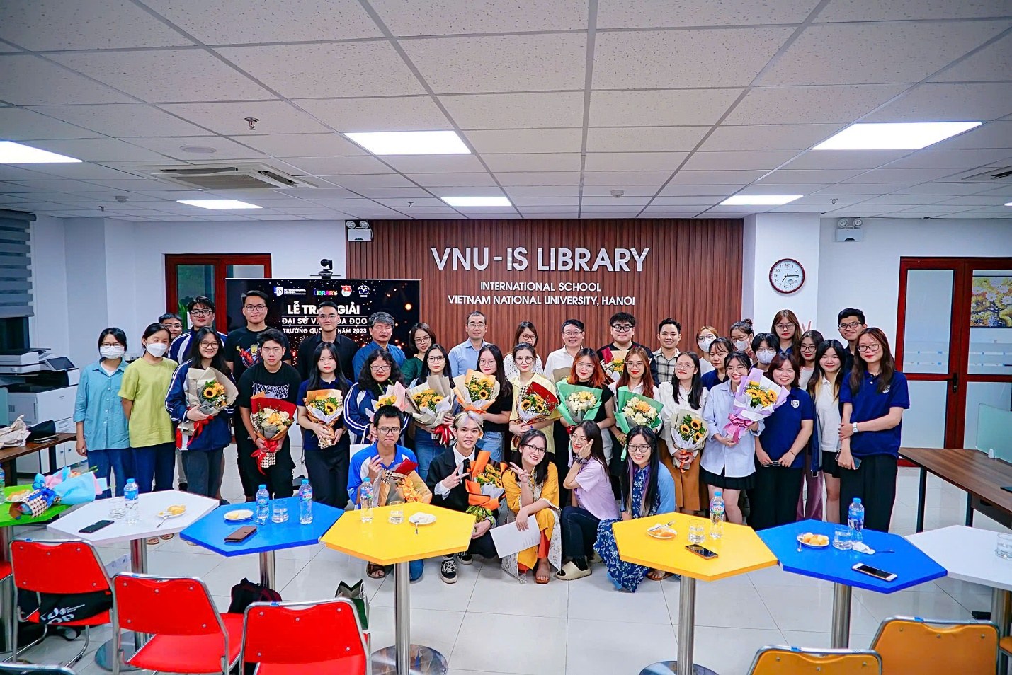 CLB Sách ISBook sinh hoạt tại Thư viện Trường Quốc tế VNU-IS Library