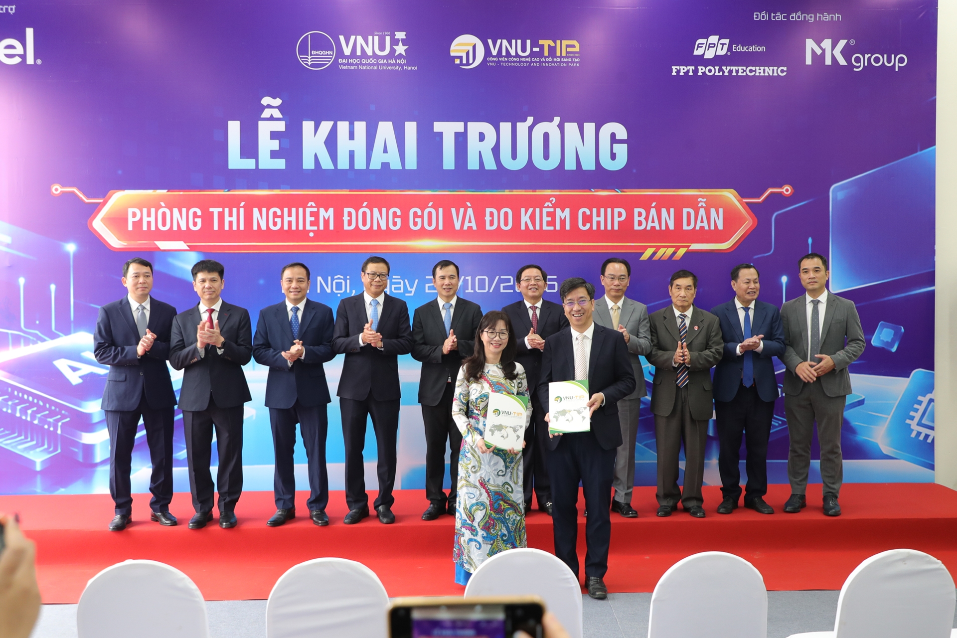 Hoạt động tại Phòng thí nghiệm đóng gói và đo kiểm chip bán dẫn ĐHQGHN