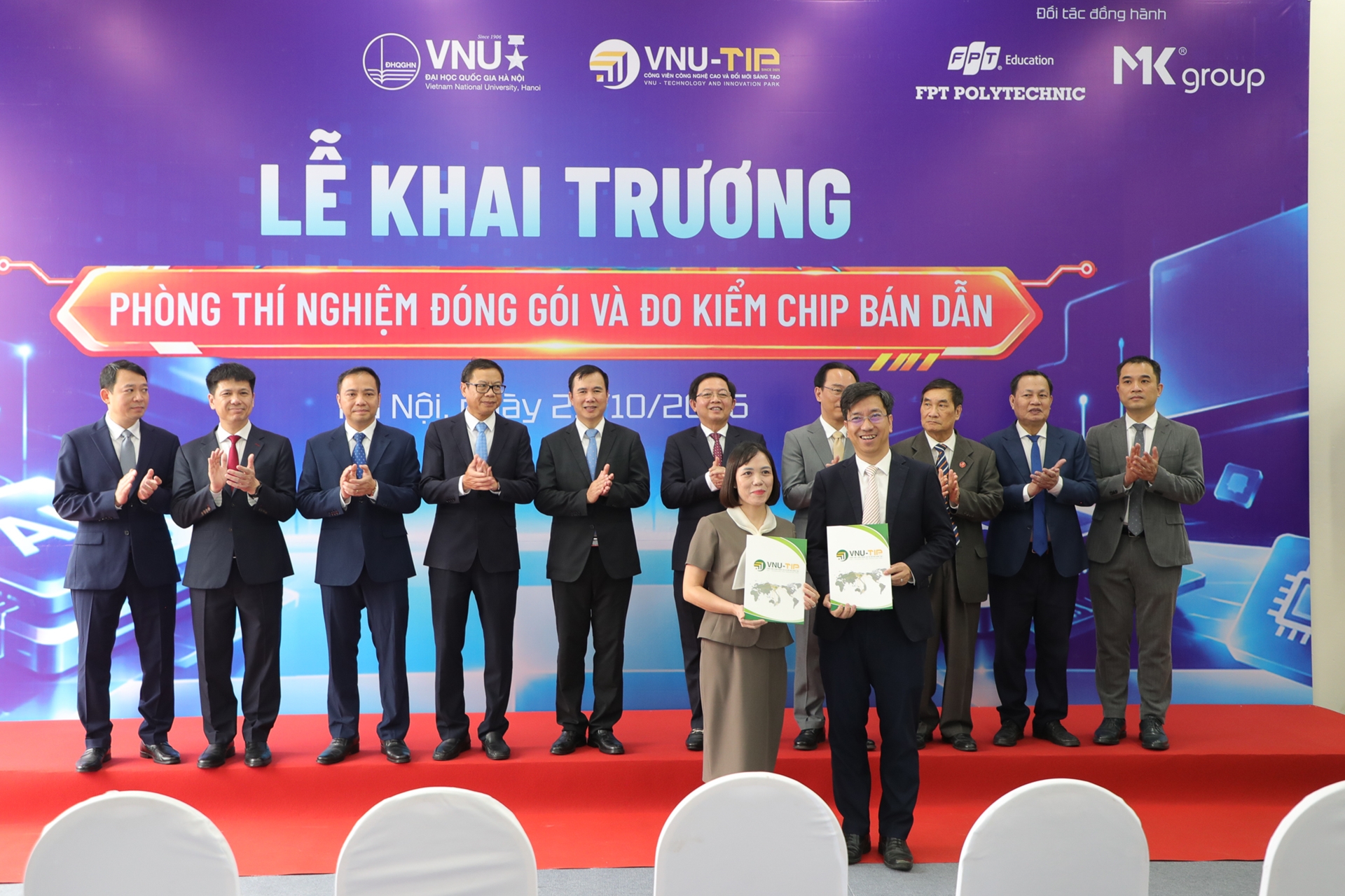 Trao biên bản hợp tác phát triển công nghệ bán dẫn tại VNU-TIP