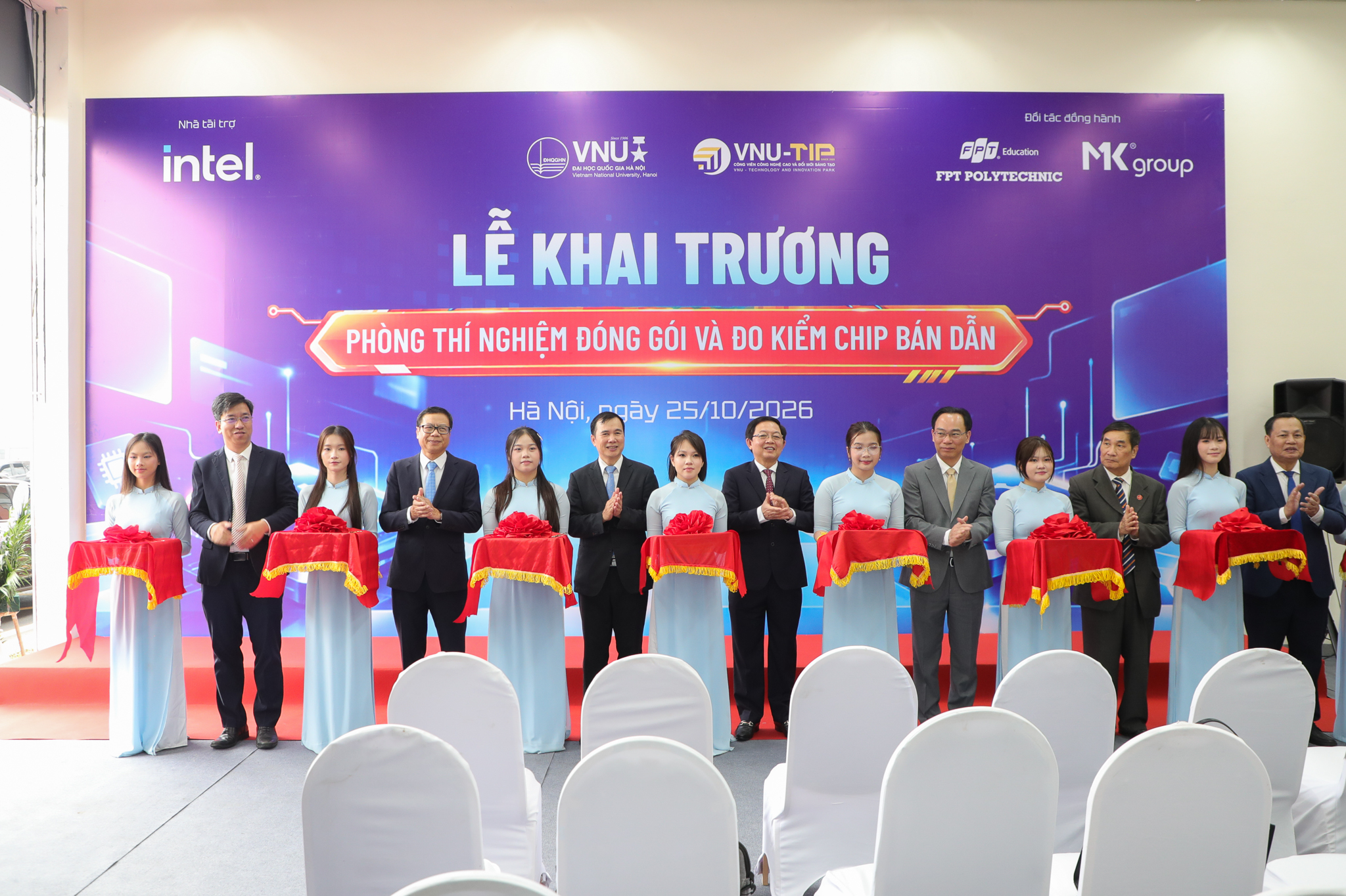 Phó Thủ tướng Hồ Quốc Dũng và các đại biểu tham quan Phòng thí nghiệm chip bán dẫn