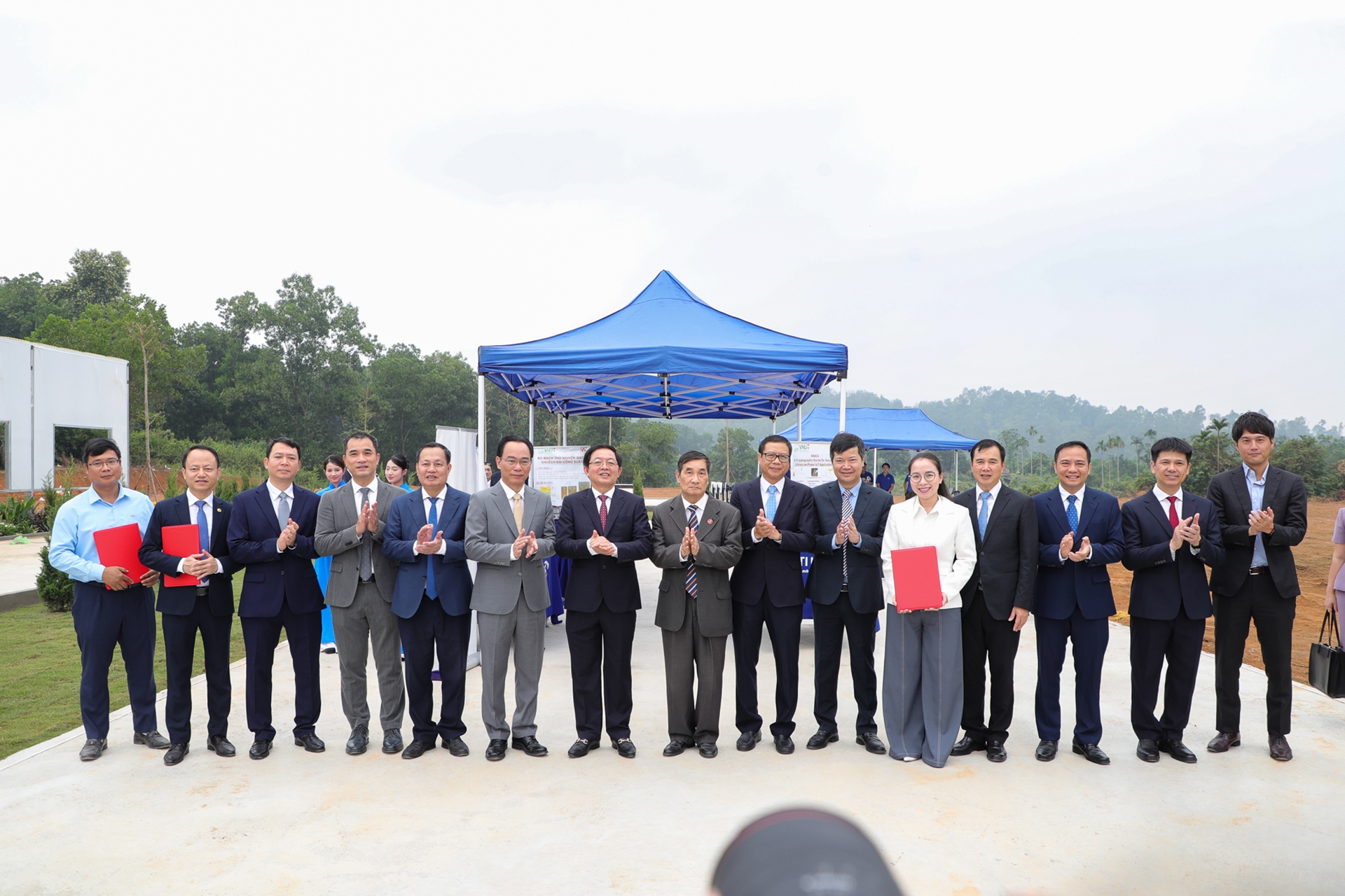 Đoàn công tác tham quan phòng chế thử và tìm hiểu hoạt động thử nghiệm UAV