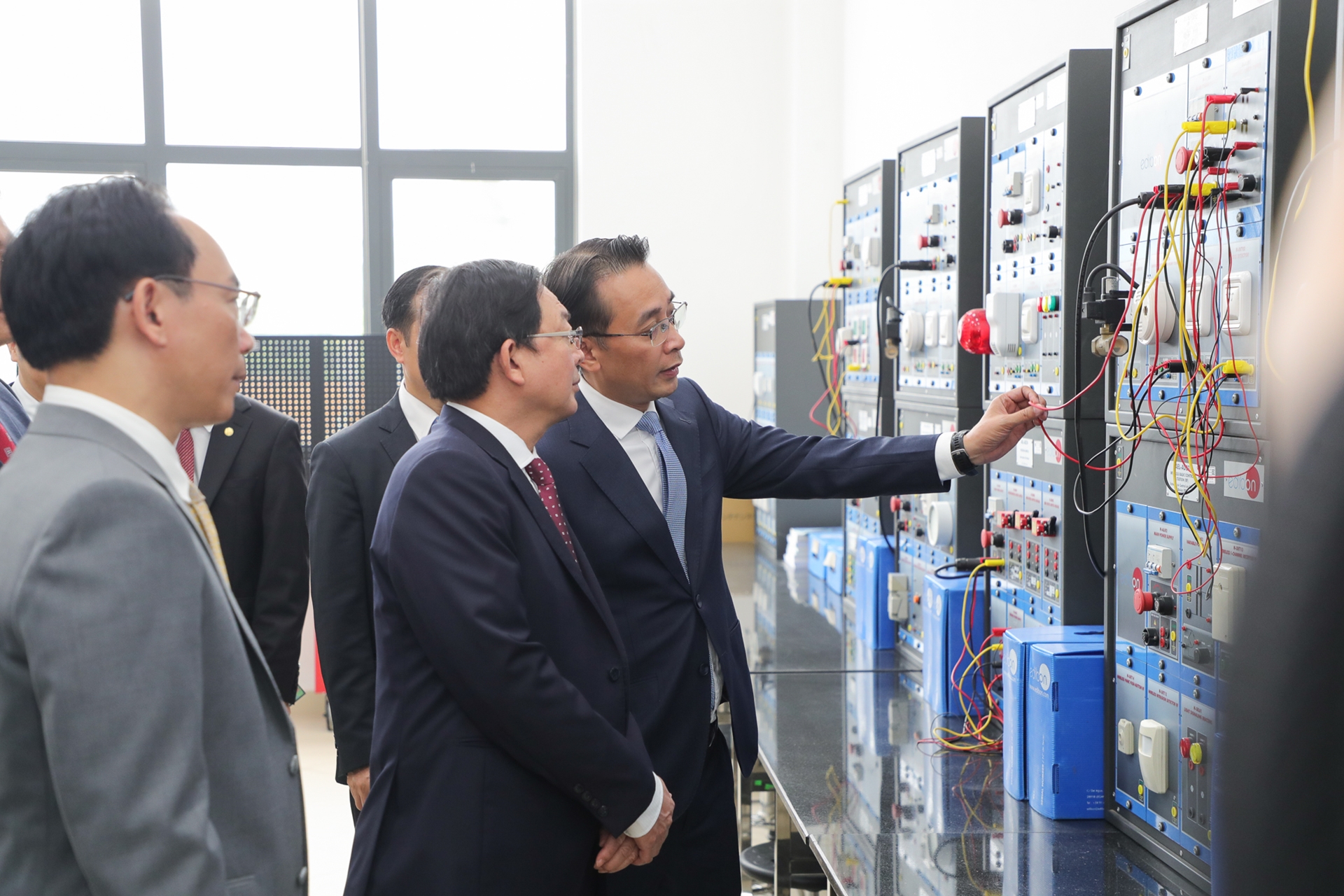 Hệ thống thiết bị thực hành công nghiệp tại đô thị ĐHQGHN Hòa Lạc