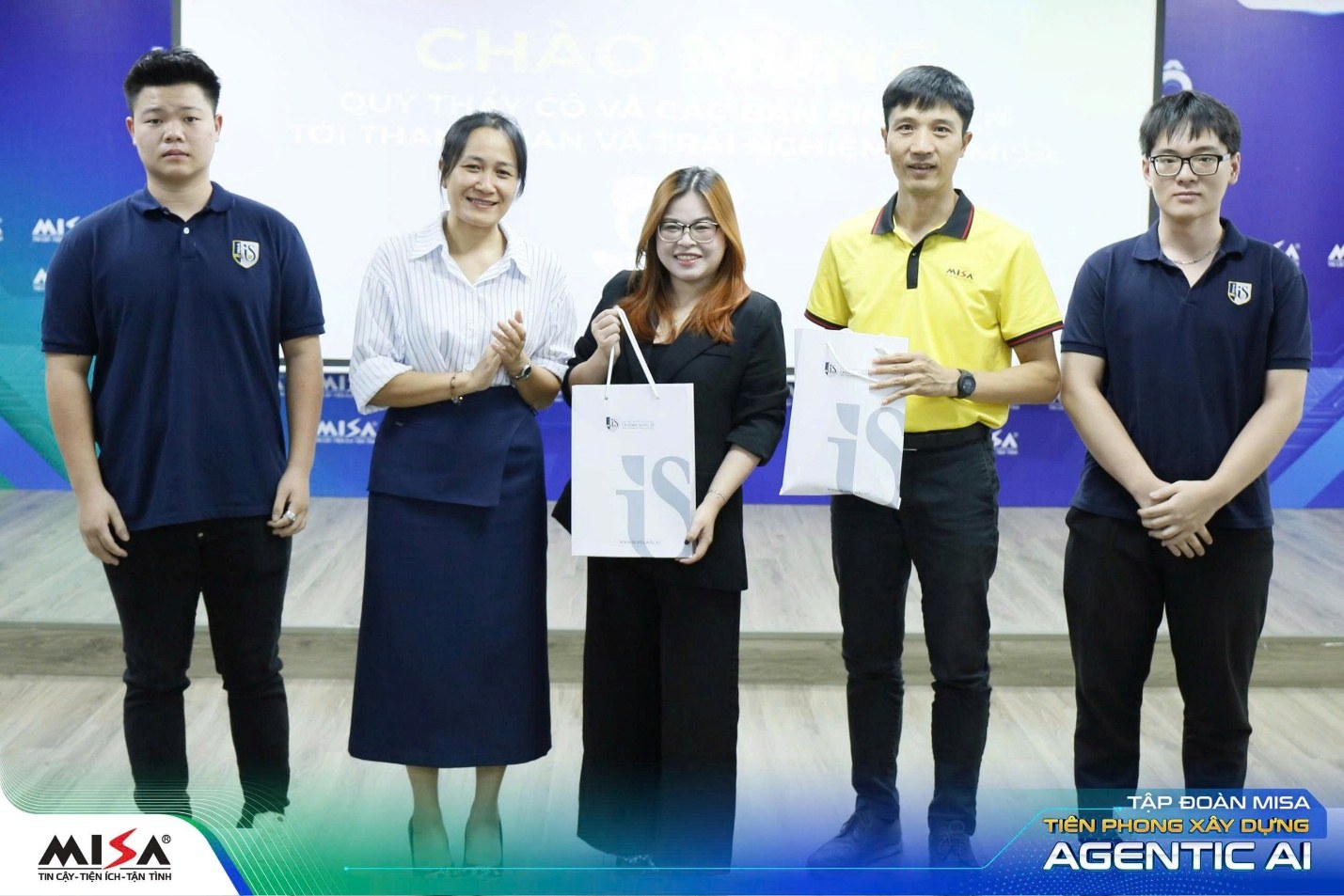 Giảng viên và sinh viên Nhà trường trao quà lưu niệm cảm ơn Công ty MISA