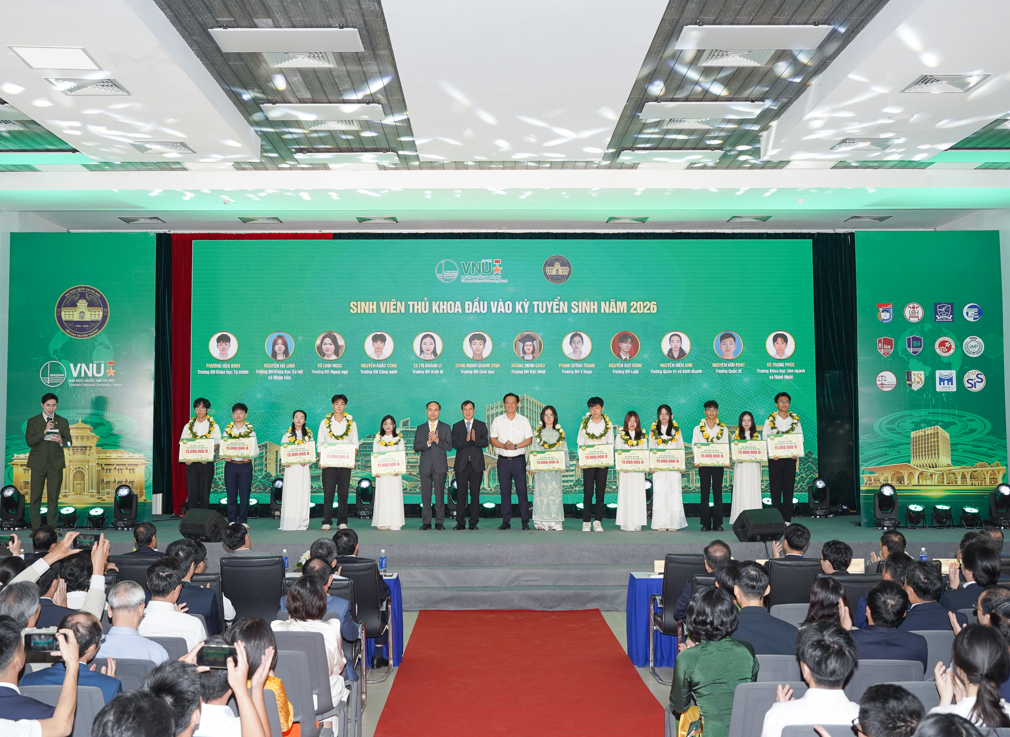Lãnh đạo ĐHQGHN trao thưởng cho 12 tân thủ khoa đầu vào