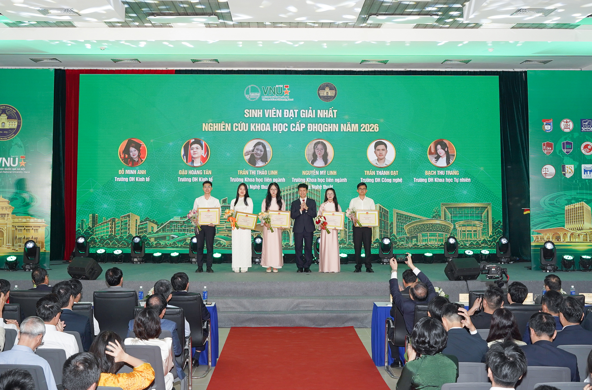 Lãnh đạo ĐHQGHN trao thưởng cho các sinh viên đạt giải Nhất Hội nghị sinh viên nghiên cứu khoa học cấp ĐHQGHN 2026