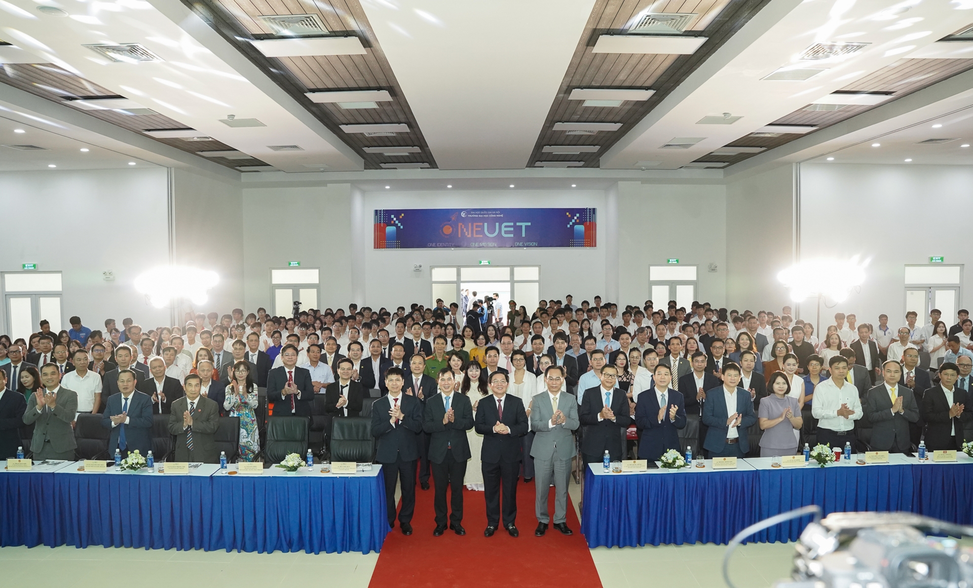 Các đại biểu chụp ảnh lưu niệm tại chương trình Hòa Lạc ngày mới 2026