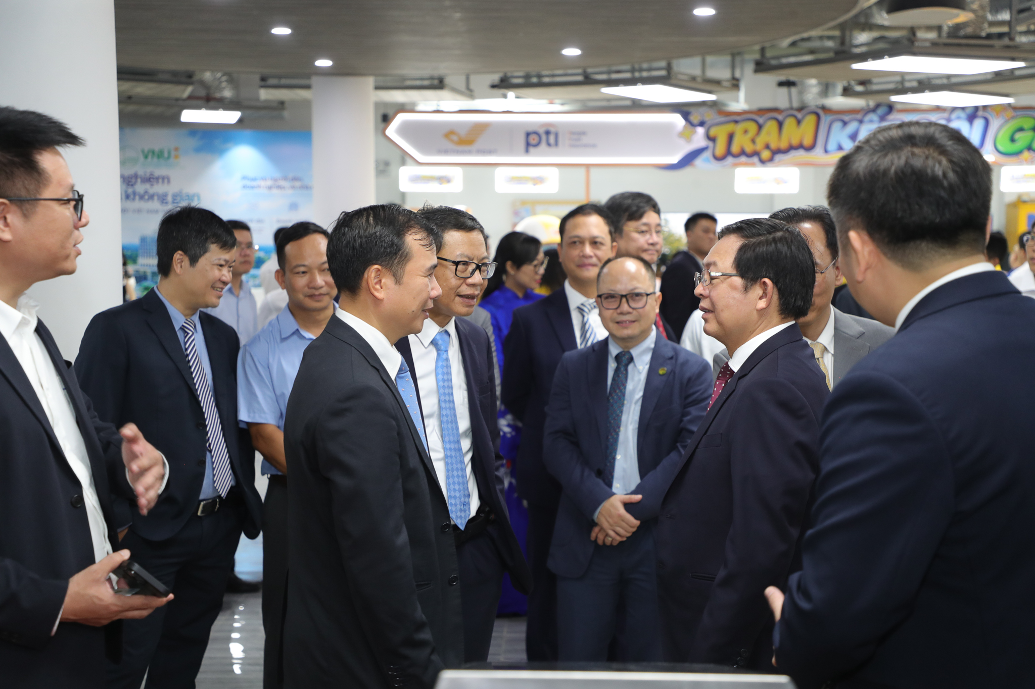 Đại biểu tham quan triển lãm sản phẩm khoa học công nghệ tại Hòa Lạc ngày mới 2026