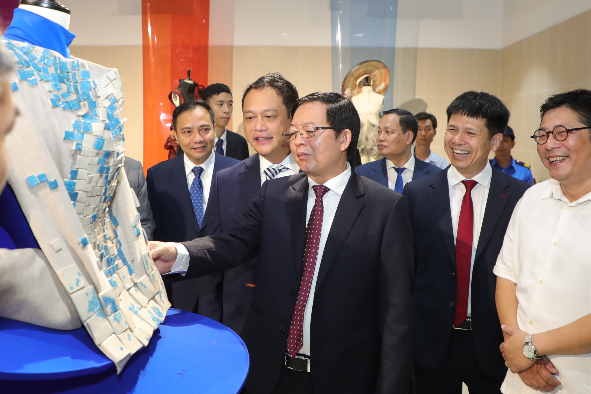 Phó Thủ tướng Hồ Quốc Dũng cùng các đại biểu tham quan không gian trưng bày tại Hòa Lạc