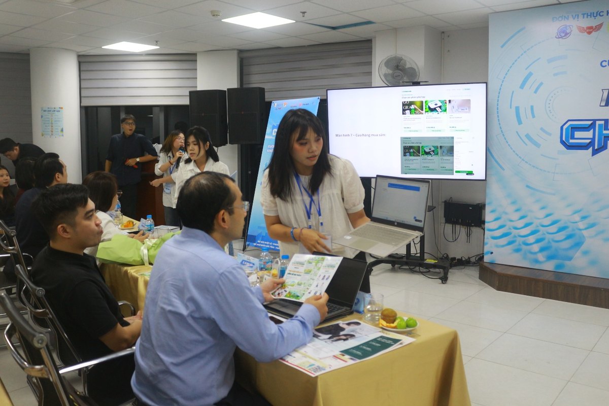 Thí sinh trực tiếp demo sản phẩm mẫu MVP cho Ban Giám khảo
