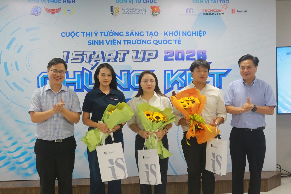 Ban Tổ chức và đại diện sinh viên tại Chung kết IStartup 2026
