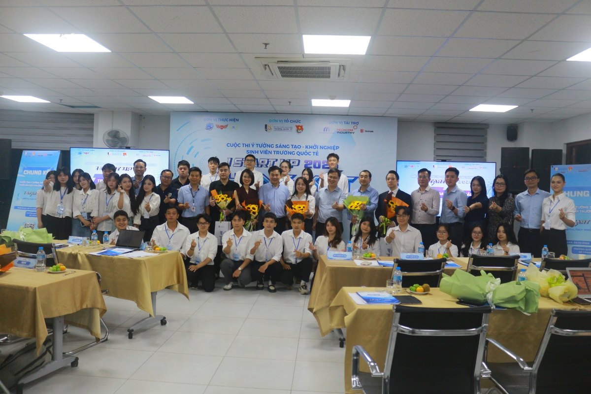 Toàn cảnh Đêm Chung kết Cuộc thi IStartup 2026 Trường Quốc tế