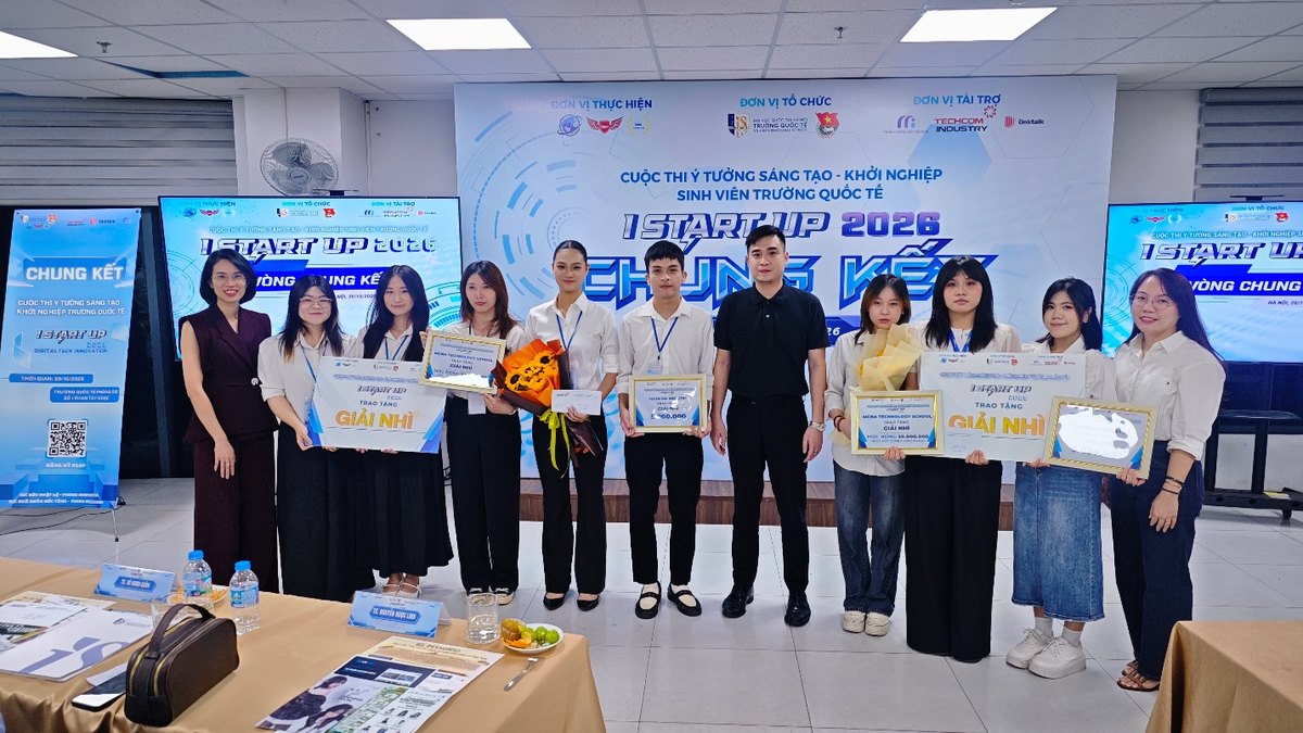Ban Tổ chức trao Giải Nhì cho hai đội HanoiGO và InnovX