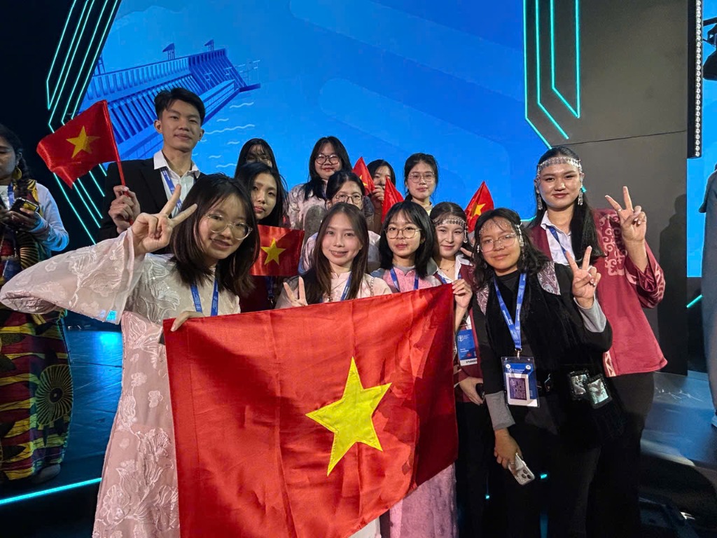 Phùng Ngọc Hiệp giao lưu cùng sinh viên các nước
