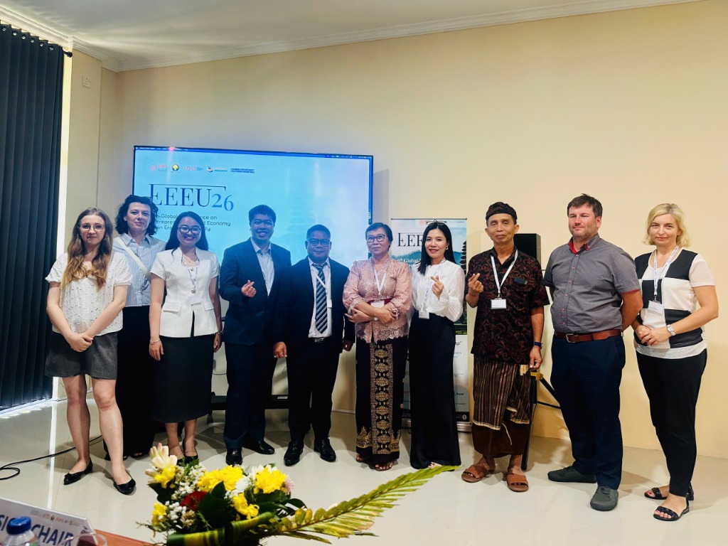 Đoàn Trường Quốc tế chụp ảnh lưu niệm cùng các học giả quốc tế tại Hội thảo EEEU26