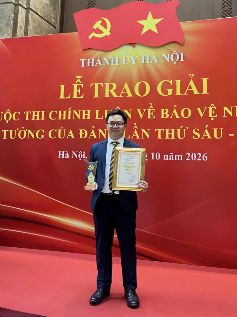 ThS Phạm Minh Đức đại diện nhóm tác giả Trường Quốc tế nhận Giải Nhì cuộc thi