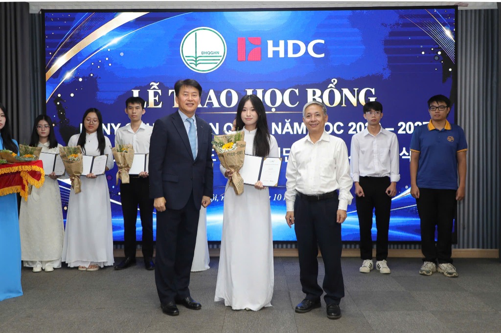 Sinh viên Nguyễn Minh Huyền nhận học bổng Pony Chung năm học 2026–2027