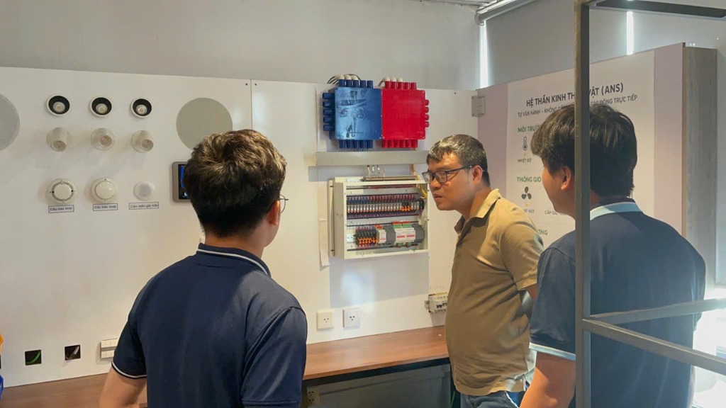 Giảng viên Trường Quốc tế tham quan giải pháp nhà thông minh KNX tại ALPHA CCI HOME