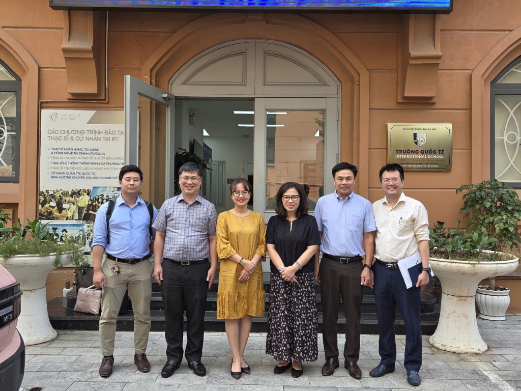 Commemorative photo with Australian university delegates