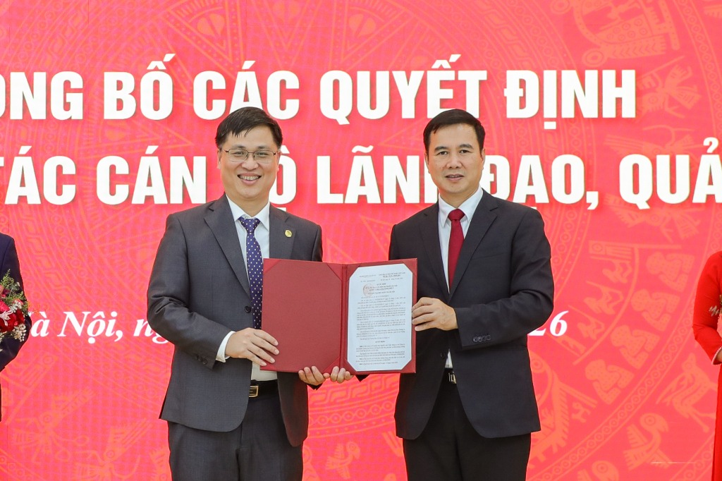 Giám đốc ĐHQGHN Bùi Thế Duy trao quyết định điều động, bổ nhiệm PGS.TS Nguyễn Anh Tuấn