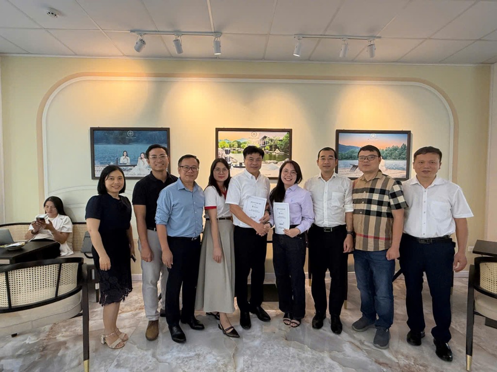 PGS.TS Nguyễn Văn Định và đại diện Techcom ký kết Biên bản ghi nhớ hợp tác