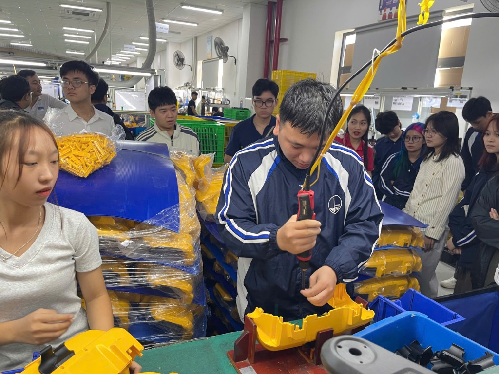 Sinh viên Trường Quốc tế quan sát trực tiếp thao tác kỹ thuật trên dây chuyền lắp ráp tại Techcom