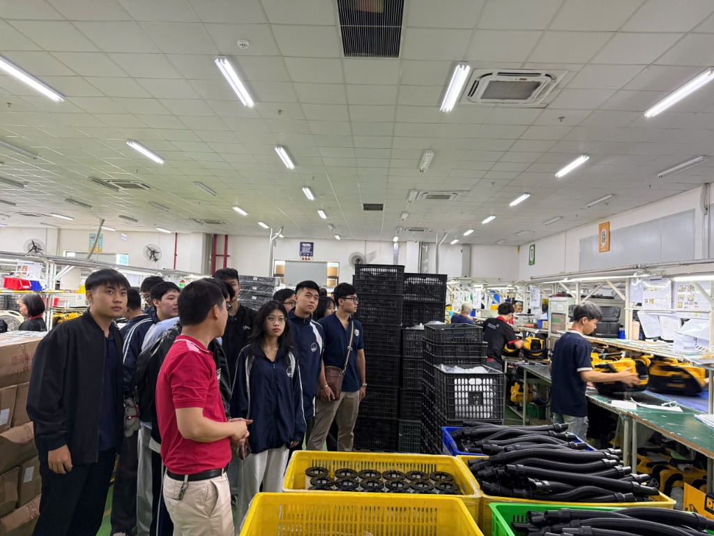 Sinh viên Trường Quốc tế nghe giới thiệu quy trình sản xuất và kiểm soát chất lượng tại Techcom