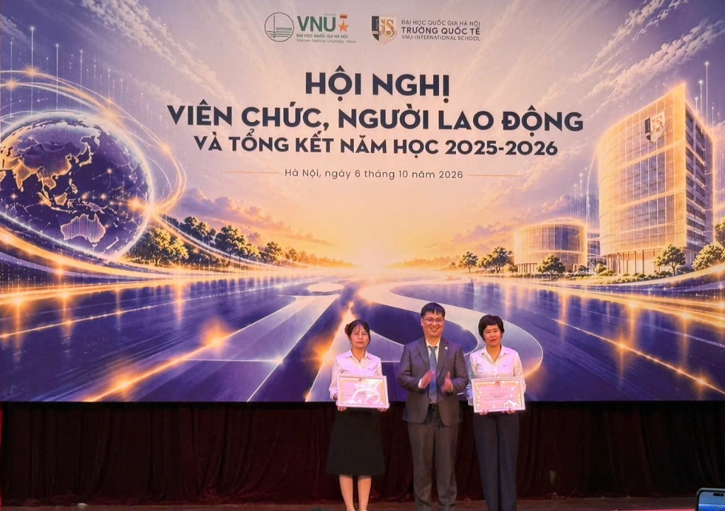 PGS.TS. Lưu Thị Minh Ngọc đại diện Khoa Kinh tế và Quản lý nhận khen thưởng tại Hội nghị