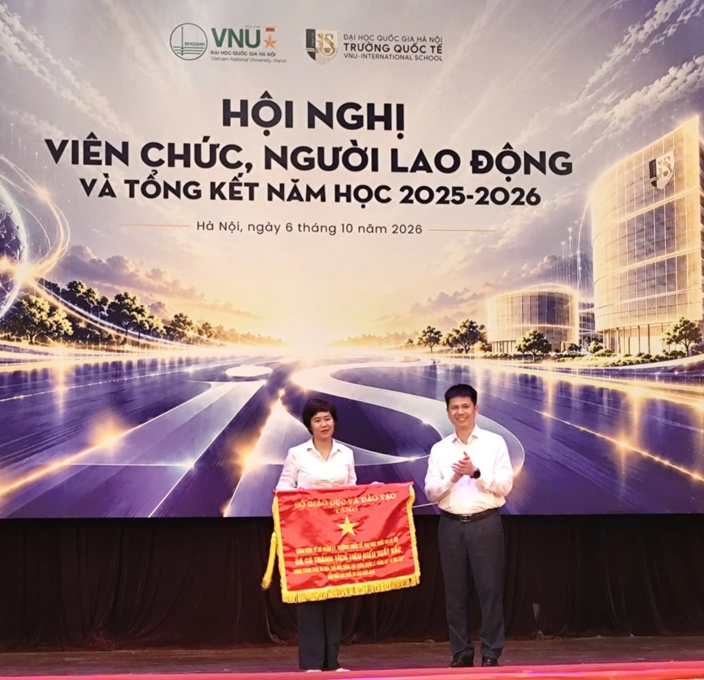 PGS.TS. Lưu Thị Minh Ngọc thay mặt Tập thể Khoa nhận Cờ thi đua của Bộ Giáo dục và Đào tạo trong khuôn khổ Hội nghị
