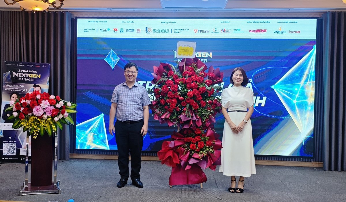 PGS.TS Nguyễn Anh Tuấn tặng hoa chúc mừng Ban Tổ chức cuộc thi