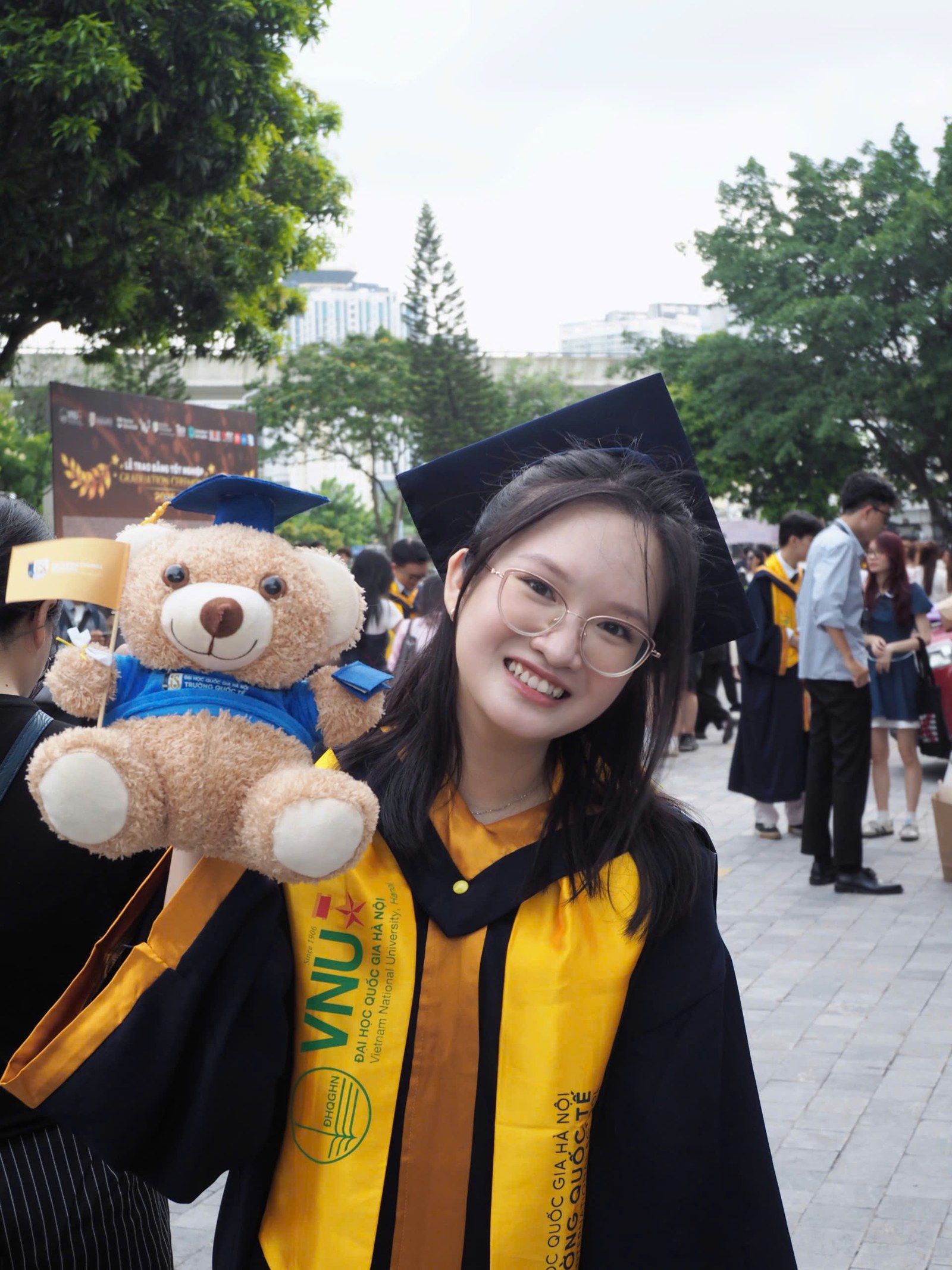 Nguyễn Diệu Hạnh trong ngày lễ tốt nghiệp cử nhân Trường Quốc tế