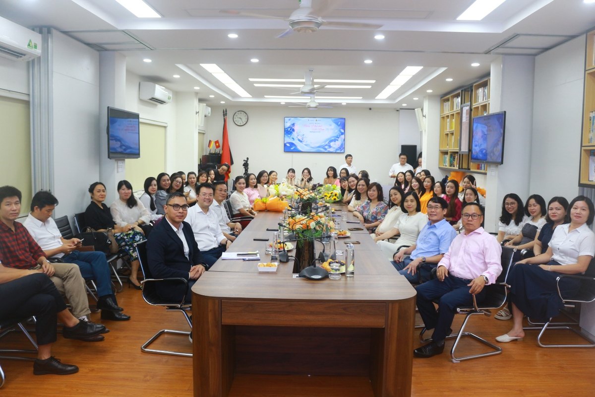 Toàn cảnh chương trình chúc mừng Ngày Phụ nữ Việt Nam 20/10 tại Trường Quốc tế – ĐHQGHN.