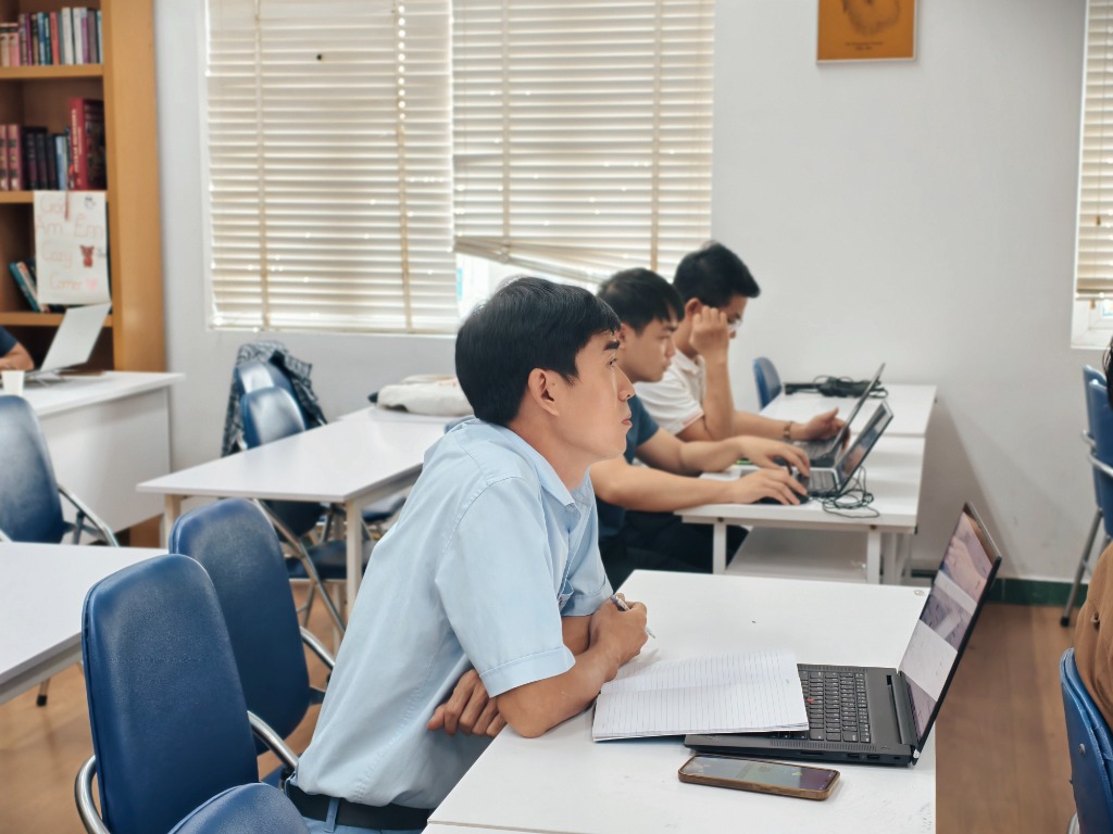 Nghiên cứu sinh, giảng viên tham dự seminar