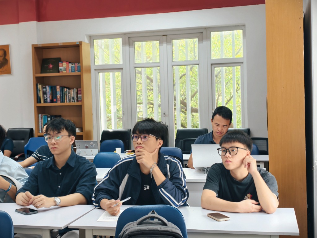 Sinh viên tham dự seminar khoa học